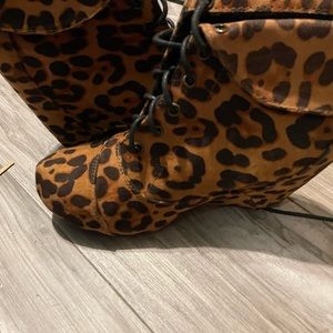 Size 6 used one time like new flat heel boot/ shoes